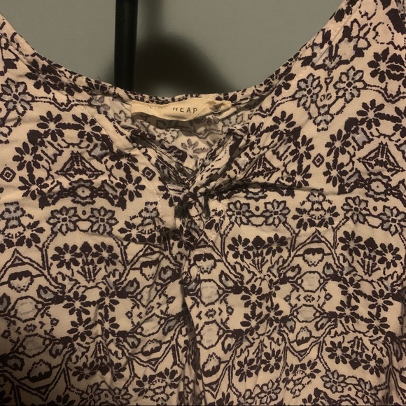 LA Hearts: Cold Shoulder Printed Top - Picture 13 of 13